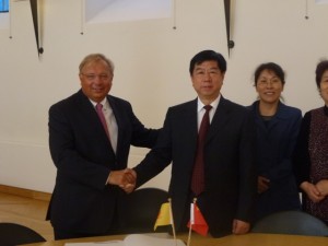 Photo : M. André Antoine, Président du Parlement wallon, et M. Tong Zhiwu, Vice-Président du Comité permanent du Congrès provincial de Liaoning