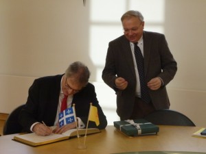 M. Michel Audet, Délégué général du Québec en Belgique, signe le livre d’or du Parlement wallon sous le regard de M. le Président Antoine