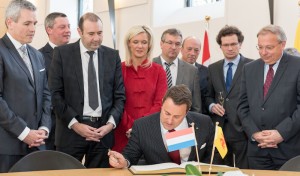 M. Bettel, Premier Ministre du Grand-Duché de Luxembourg, signant le livre d'or du Parlement