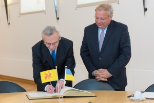 S.E. M. Ihor Dolhov, Ambassadeur de la République d'Ukraine en Belgique, signe le livre d’or du Parlement wallon sous l’oeil attentif du Président Antoine