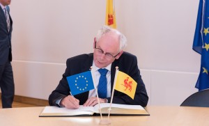 M. Herman Van Rompuy signe le livre d’or du Parlement wallon