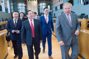 La délégation de la Province du Hubei, emmenée par le Vice-Gouverneur Wang Xiaodong, visite la salle de séances plénières du Parlement wallon