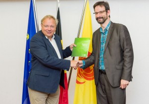 M. André Antoine, Président du Parlement wallon, reçoit le rapport annuel 2014 du Centre interfédéral pour l'égalité des chances et de la lutte contre le racisme et les discriminations des mains de Monsieur Patrick Charlier, Directeur adjoint du Centre.