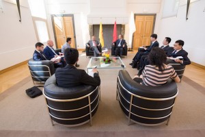 M. Dou Mingyang, membre du Comité permanent du Congrès provincial de Liaoning et Directeur général adjoint du comité en charge des questions éthiques, des affaires étrangères et des relations avec l'outre-mer, et M. André Antoine, Président du Parlement wallon