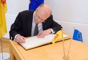 Signature du livre d’or du Parlement