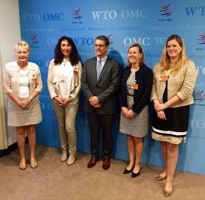 Les Députées Patricia Potigny, Christie Moreale, Isabelle Moinnet, Présidente de la délégation, et Magali Dock entourent M. Azevedo, Directeur général de l'OMC