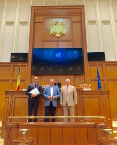 M. Eric Poppe, Délégué Wallonie-Bruxelles à Bucarest, et S.E. M. Thomas Baekelandt, Ambassadeur de Belgique en Roumanie, entourent M. André Antoine, Président du Parlement de Wallonie, devant le perchoir de la Chambre des Députés de Roumanie