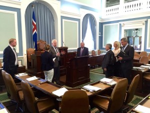 La délégation dans la salle de séances plénières du Parlement islandais, écoutant les explications du Président