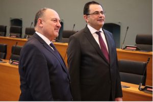 Le Président Borsus et l’Ambassadeur Baris Tantekin dans la Salle des séance plénières